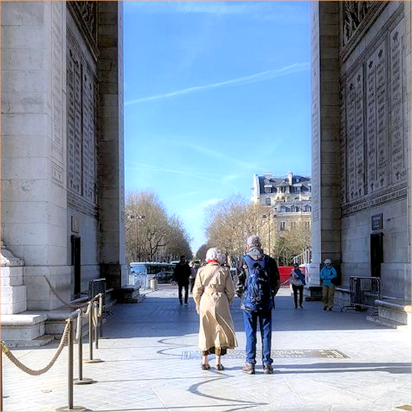 photo take of couple _Arc de Triomphe. Paris